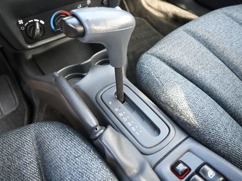 Used 2005 Chevrolet Cavalier Sedan w/ Preferred Equipment Group FWD image 13