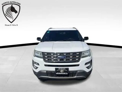 Used 2017 Ford Explorer XLT FWD image 2