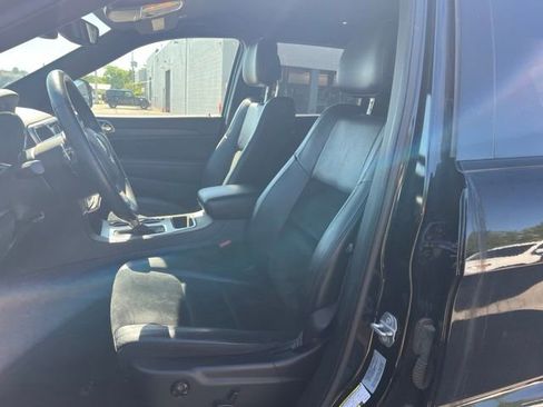 Used 2017 Jeep Grand Cherokee Altitude AWD/4WD image 11