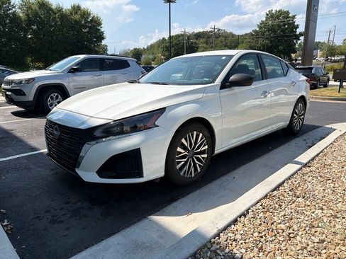 Used 2025 Nissan Altima 2.5 SV FWD image 4