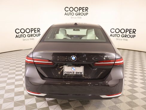Used 2024 BMW 530i w/ Convenience Package RWD image 23