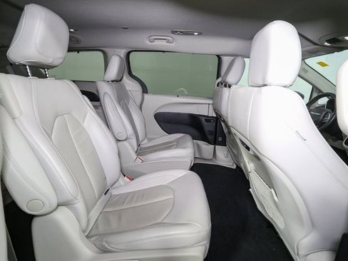 Used 2021 Chrysler Pacifica Touring-L image 19