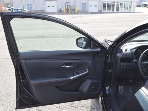 Used 2025 Nissan Sentra SR w/ SR Premium Package FWD image 12