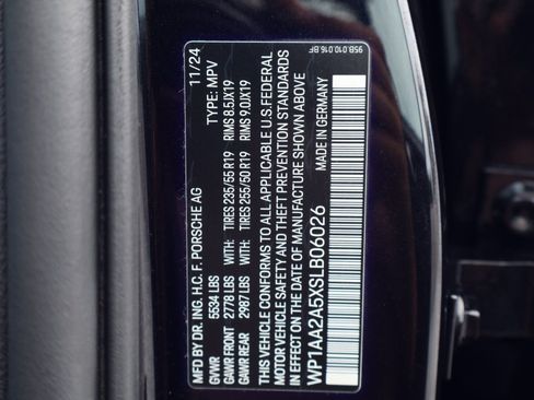 Certified 2025 Porsche Macan w/ Premium Package Plus AWD/4WD image 26