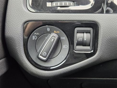 Used 2019 Volkswagen Golf 4-Door image 20