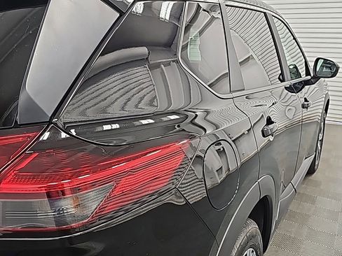 Used 2023 Nissan Rogue SV image 10