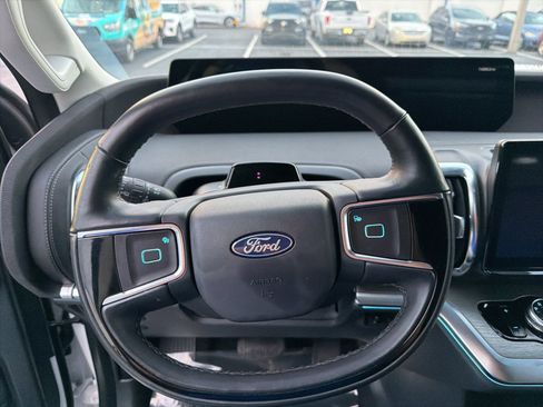 Used 2025 Ford Expedition Platinum image 17