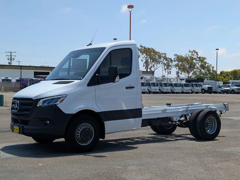 Used 2024 Mercedes-Benz Sprinter 4500 image 3