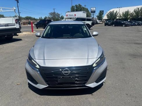 Used 2023 Nissan Altima 2.5 SV FWD image 3