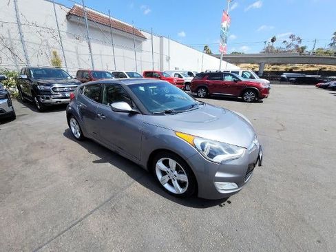 Used 2014 Hyundai Veloster w/ Style Package 02 FWD image 2