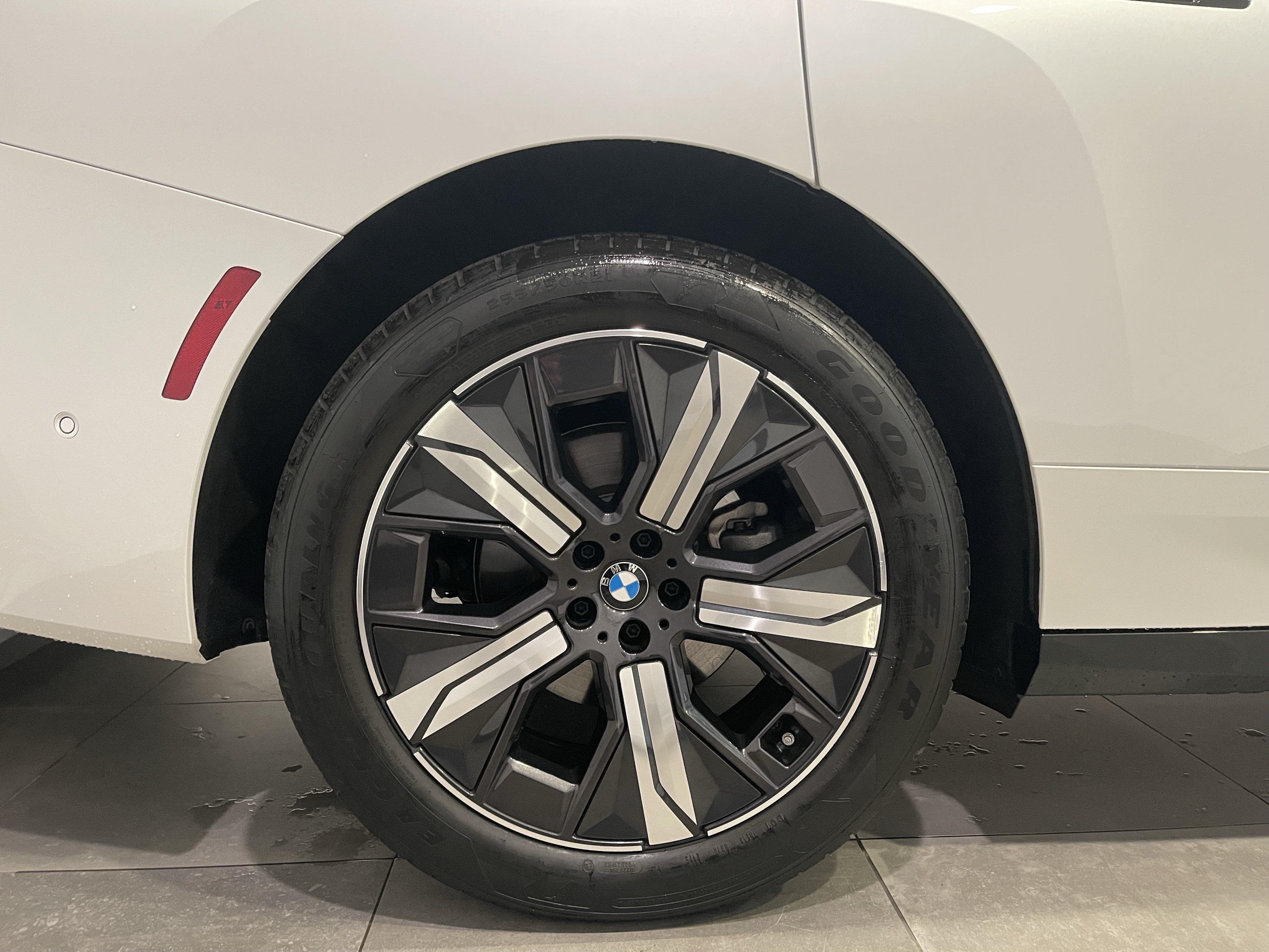Used 2026 BMW iX xDrive45 w/ Premium Package AWD/4WD image 9