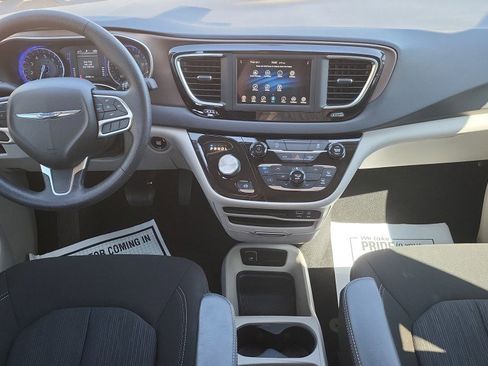 Used 2020 Chrysler Voyager L FWD image 24