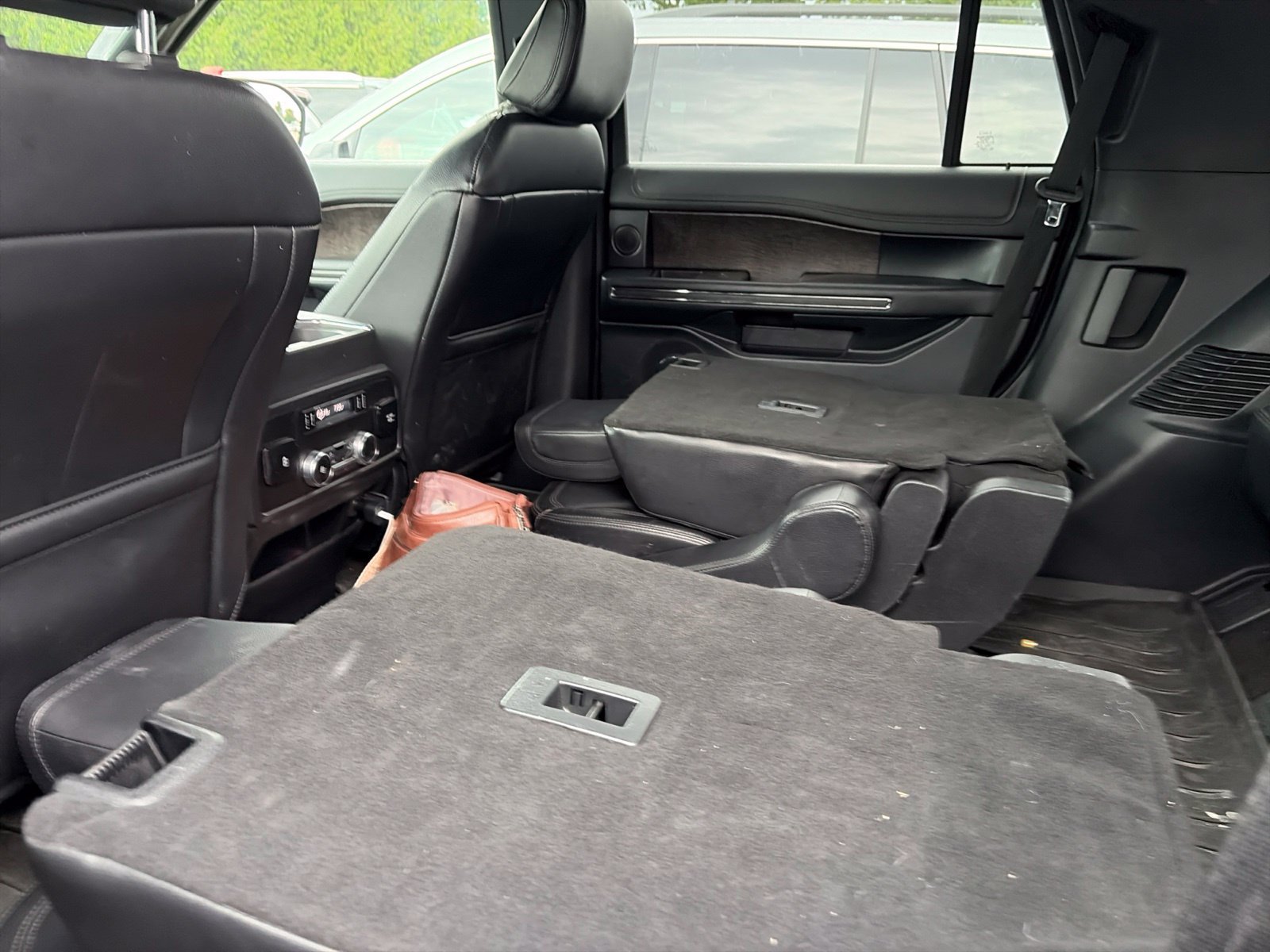 Used 2021 Ford Expedition Limited AWD/4WD image 3