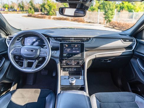 Used 2023 Jeep Grand Cherokee L Laredo image 24