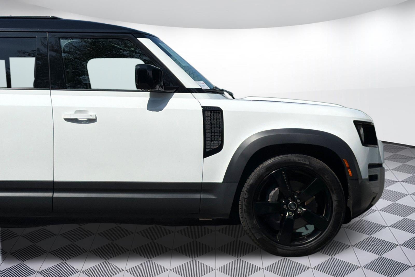 Used 2023 Land Rover Defender 130 SE AWD/4WD image 35