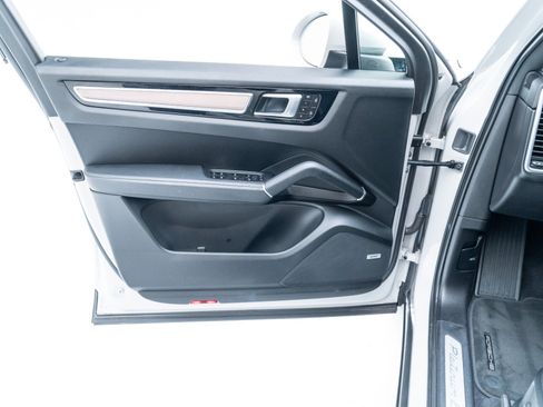 Used 2022 Porsche Cayenne Platinum Edition image 21