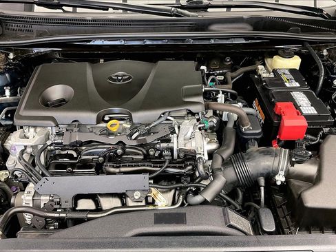 Used 2018 Toyota Camry XLE image 9