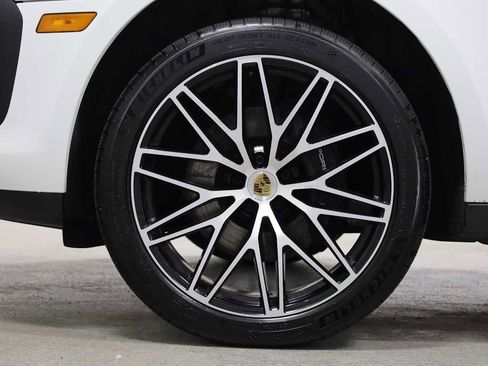 Certified 2026 Porsche Macan AWD/4WD image 40
