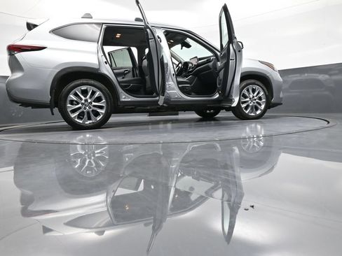 Certified 2024 Toyota Highlander Limited AWD/4WD image 50
