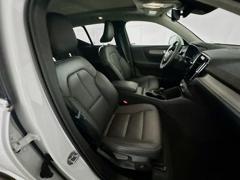 Used 2025 Volvo XC40 B5 Core image 32