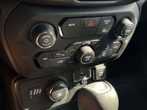 Used 2023 Jeep Renegade Altitude AWD/4WD image 14
