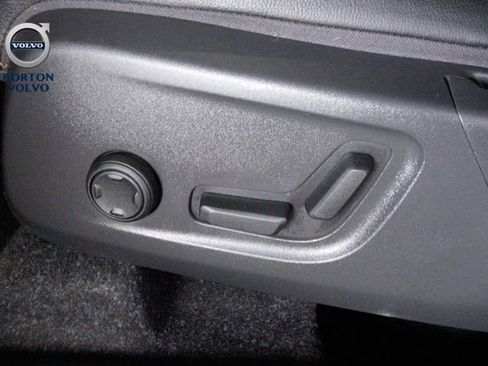 Certified 2025 Volvo XC40 B5 Core image 19