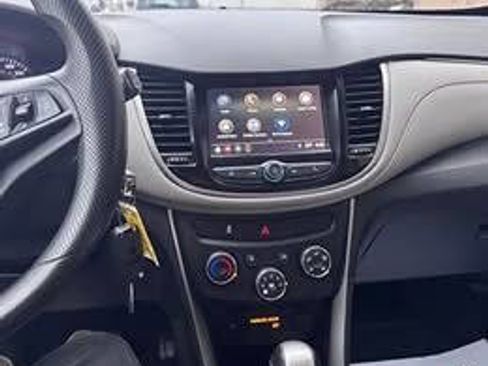Used 2018 Chevrolet Trax LT FWD image 3