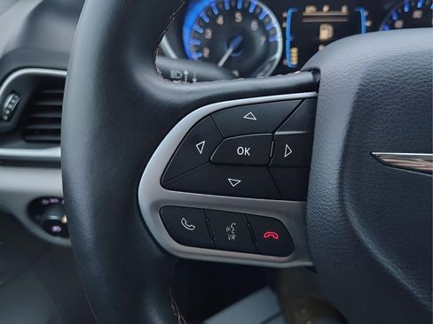 Used 2017 Chrysler Pacifica Touring-L image 17