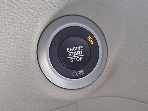 Used 2020 Chrysler Pacifica Touring-L FWD image 15