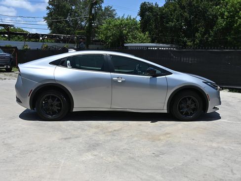 Used 2024 Toyota Prius LE FWD image 7
