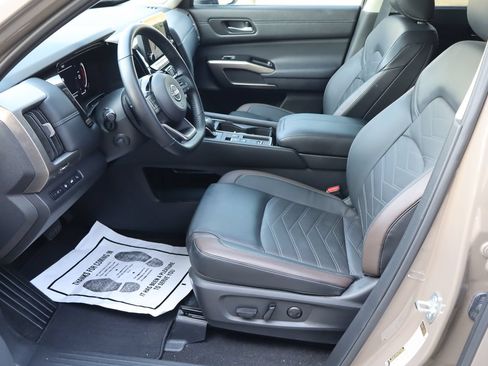 Used 2025 Nissan Pathfinder Platinum FWD image 17