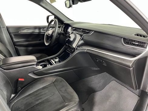 Used 2023 Jeep Grand Cherokee Altitude image 44