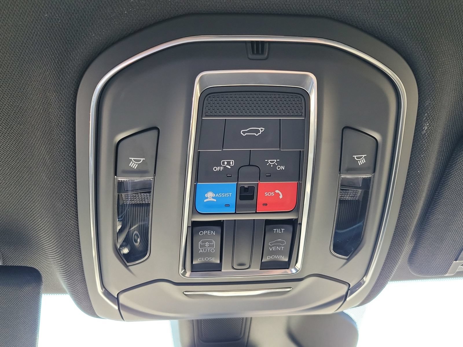 Used 2025 Jeep Grand Cherokee Laredo X w/ Luxury Tech Group I RWD image 24