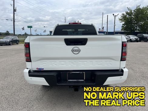 Used 2025 Nissan Frontier SV RWD image 3