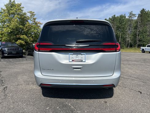 Used 2023 Chrysler Pacifica Touring-L FWD image 4