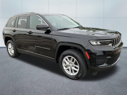 Used 2023 Jeep Grand Cherokee Laredo AWD/4WD image 7