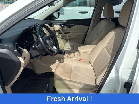 Used 2020 Nissan Rogue SV image 2