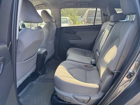 Used 2023 Toyota Highlander LE AWD/4WD image 10