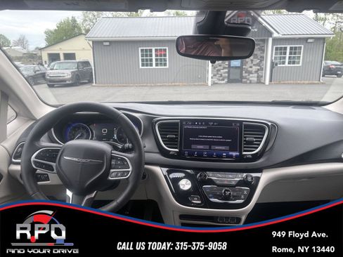 Used 2024 Chrysler Pacifica Touring-L FWD image 16