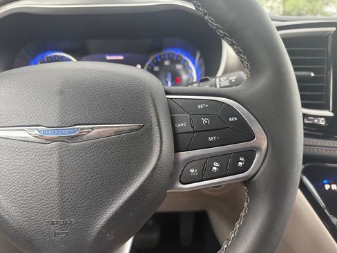 Used 2024 Chrysler Pacifica Touring-L FWD image 22