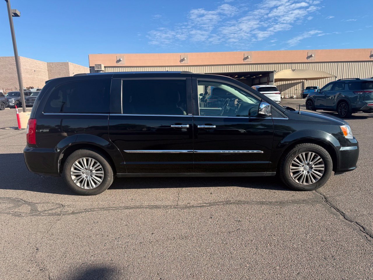 Used 2013 Chrysler Town & Country Limited w/ Luxury Group FWD image 4
