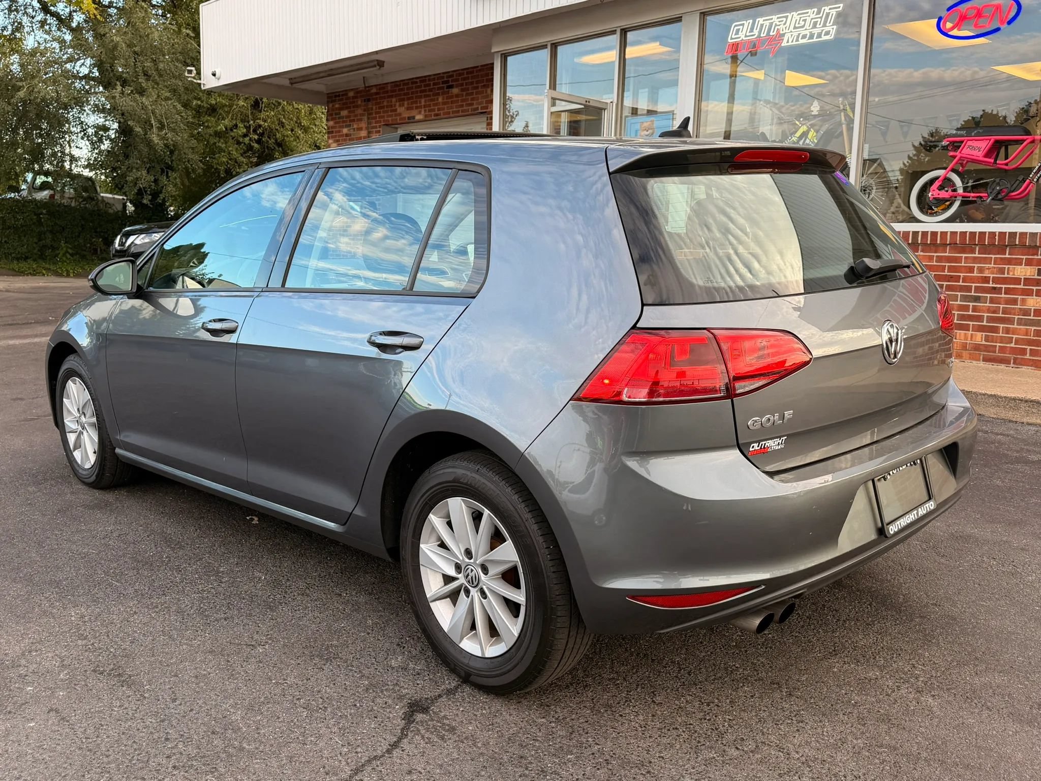 Used 2016 Volkswagen Golf S FWD image 4