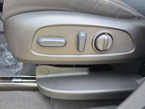 Used 2023 GMC Terrain SLE w/ Driver Convenience Package image 39