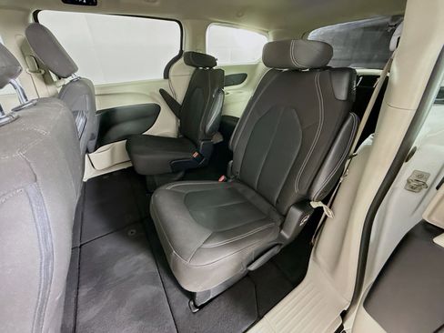 Used 2022 Chrysler Voyager LX FWD image 27