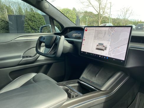 Used 2022 Tesla Model X Plaid image 6