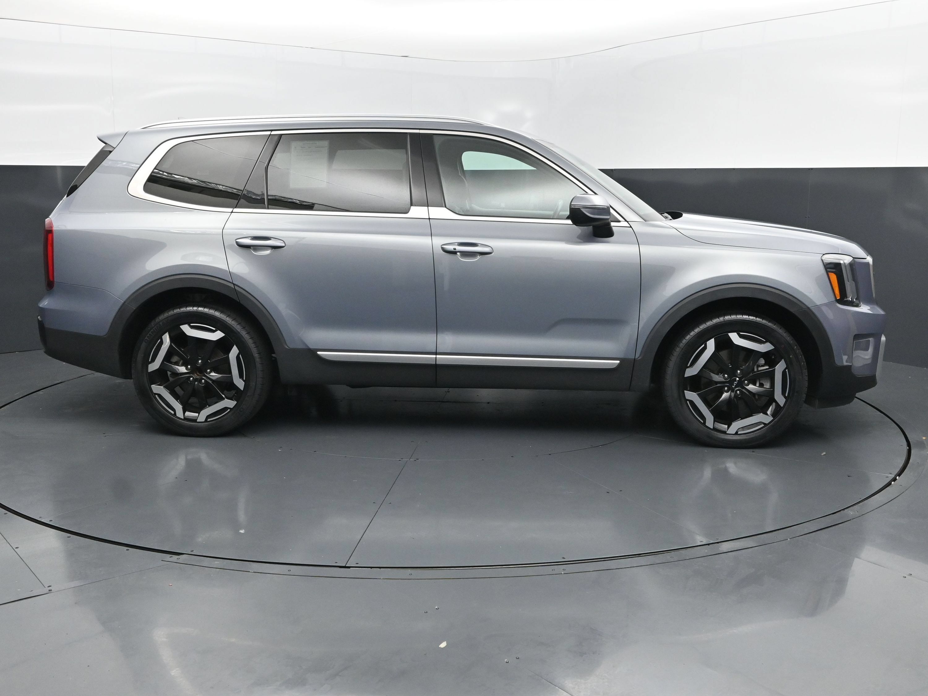Used 2025 Kia Telluride S FWD image 6