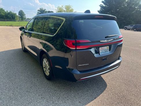 Used 2023 Chrysler Pacifica Touring-L FWD image 5