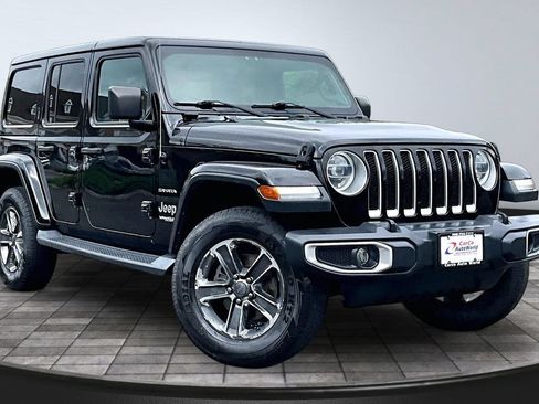 Used 2018 Jeep Wrangler Unlimited Sahara AWD/4WD image 3