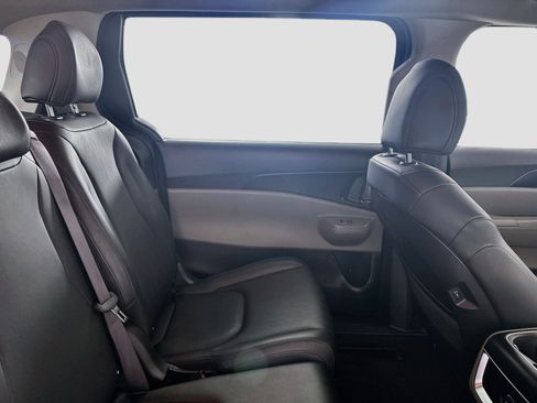 Used 2026 Kia Carnival FWD image 27