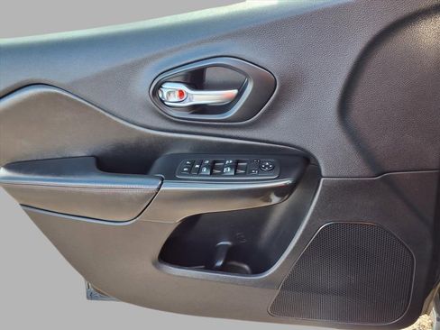 Used 2019 Jeep Cherokee Trailhawk w/ Cold Weather Group image 16